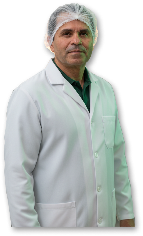 Retrato profesional del experto en seguridad alimentaria con bata de laboratorio